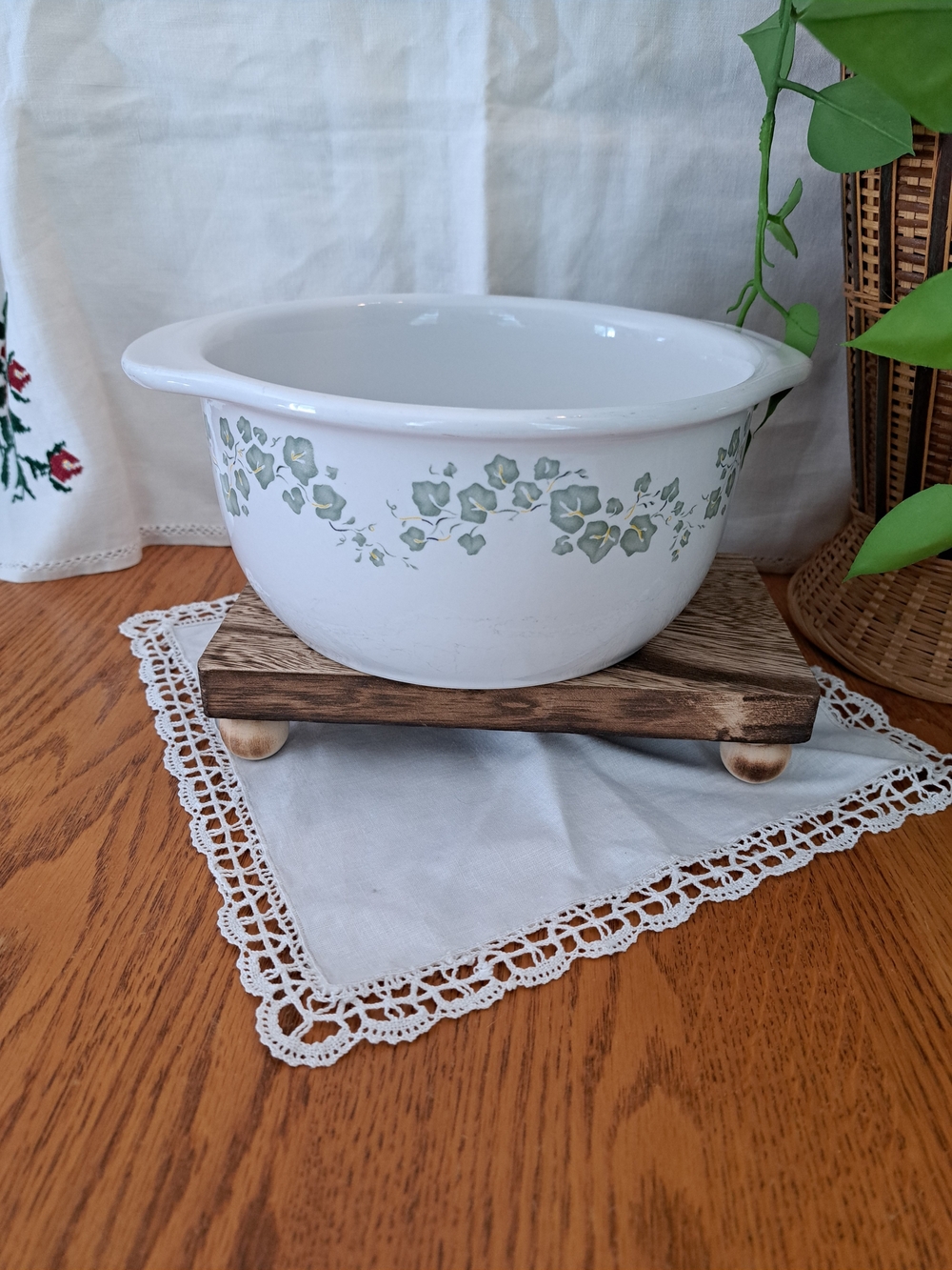 Corelle White Casserole Bowl with Callaway Ivy Pattern 1 1/2qt-1.42 L